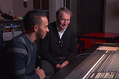 Hamilton muestra en TV su talento como compositor