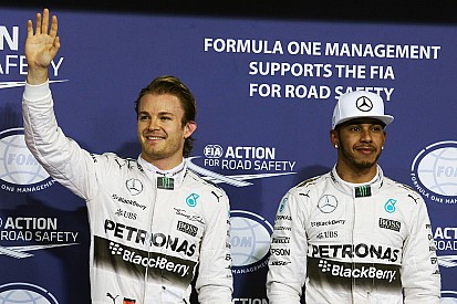 Ecclestone se burla de rivalidad Nico-Lewis en tarjeta navideña