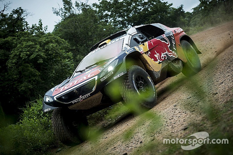 Dakar auto’s: Krappe winst Peterhansel op Peugeot-teamgenoten