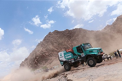 Dakar trucks: De Rooy wint en deelt forse tik uit aan concurrentie