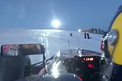 Pegue carona com Verstappen e veja como é pilotar F1 na neve