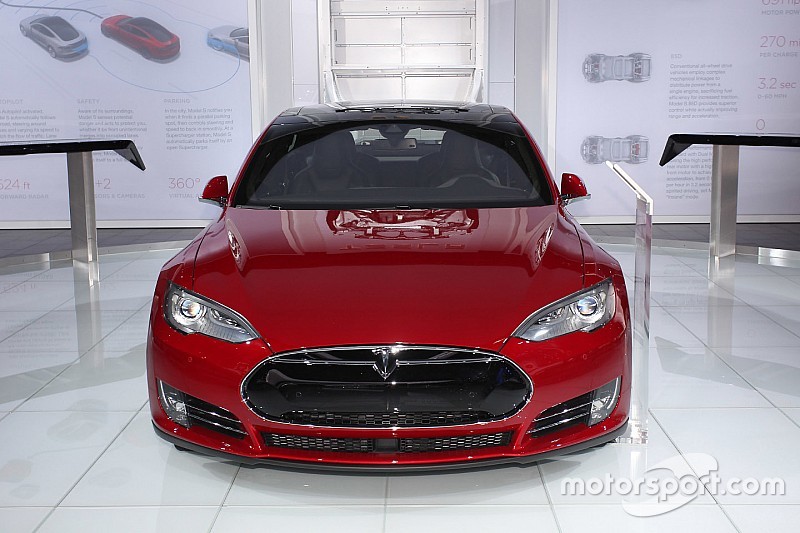 Elon Musk wil Android- en iPhone-apps in auto's Tesla