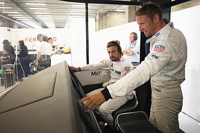 VIDEO: Button y Alonso promocionan campaña con maniobras espectaculares