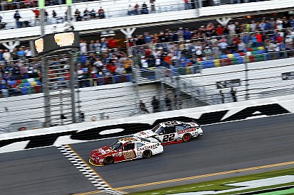 Em final acirrado, Elliott segura Logano e vence em Daytona