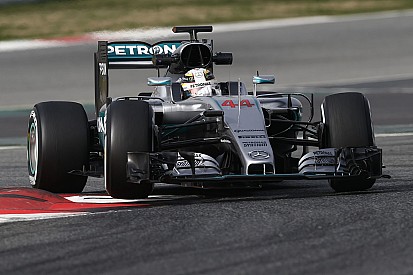 Regular autos más pesados "es ridículo", dice Hamilton