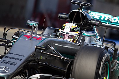 Hamilton lidera manhã de testes e mostra força da Mercedes