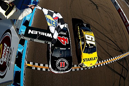 Kevin Harvick batte al photofinish Carl Edwards e trionfa a Phoenix