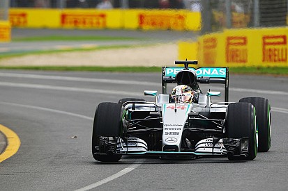 Hamilton manda en el primer día en Australia