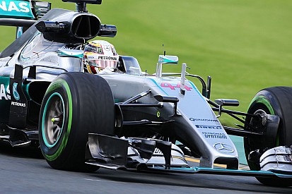 Lewis Hamilton als een klein kind met kerstmis in Melbourne
