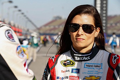 NASCAR multa Danica Patrick e Kyle Busch após Fontana