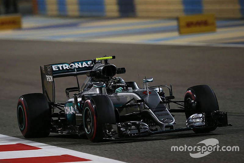 Rosberg y Hamilton, felices con el rendimiento de su coche