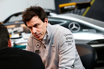 "Kruisiging voor wie tegen aanpassing kwalificatie stemt", zegt Wolff