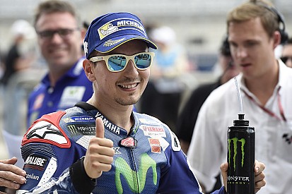Lorenzo: "Per fortuna sono l'unico ad esser caduto solo nel warm-up"