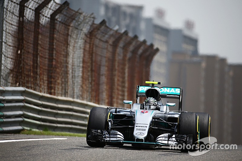 Grand Prix von China: Nico Rosberg Schnellster, Reifenschäden stören erstes Freie Training