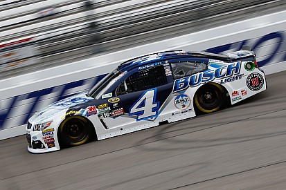 Calificación suspendida por lluvia: Harvick en la pole