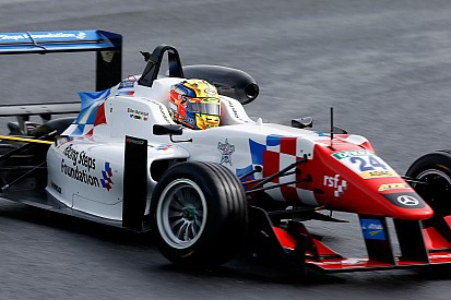 Ben Barnicoat wint race 3 na aanrijding tussen leiders