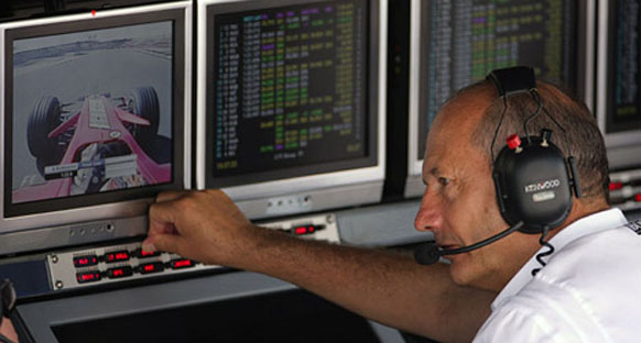 Dennis: Ecclestone F1'i takımlardan çaldı