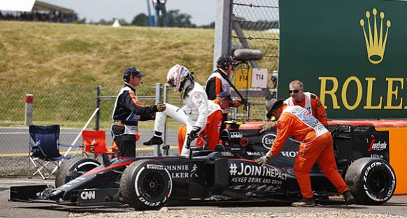 Button, McLaren'in daha fazla kazaya karışmamasına şaşırmış