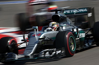 Hamilton dice que este viernes ha sido "como manejar en hielo"