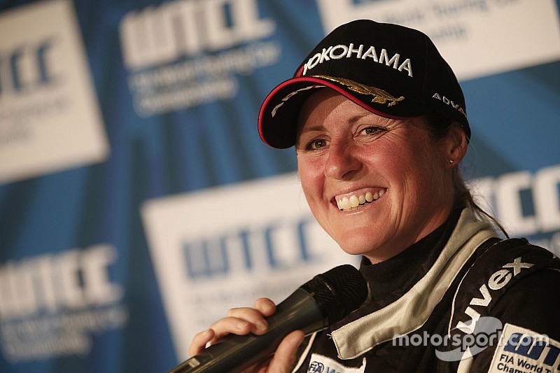 Top Gear-presentatrice Schmitz rijdt WTCC-ronde op de Nürburgring