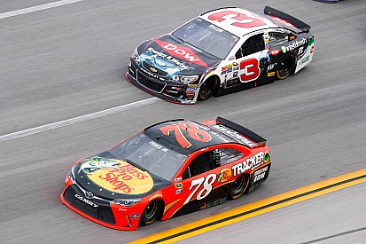 Martin Truex Jr. logra su primer pole en Sprint Cup después de cuatro años