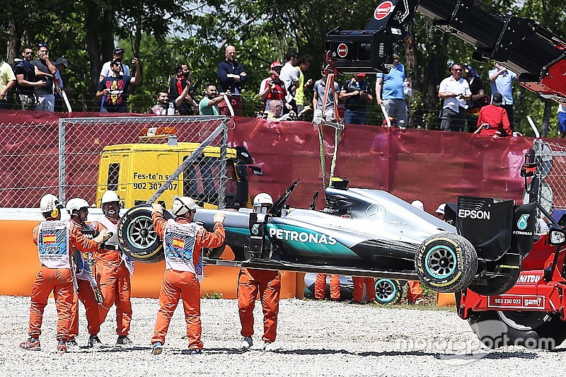 Verstappen ligt tweede na crash Mercedes-coureurs