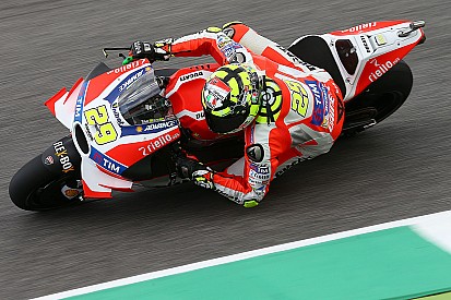 Iannone laat opnieuw spierballen zien in derde training