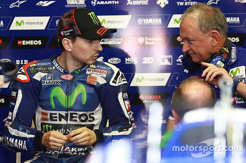Niente quarto motore per Lorenzo, va avanti con quelli usati