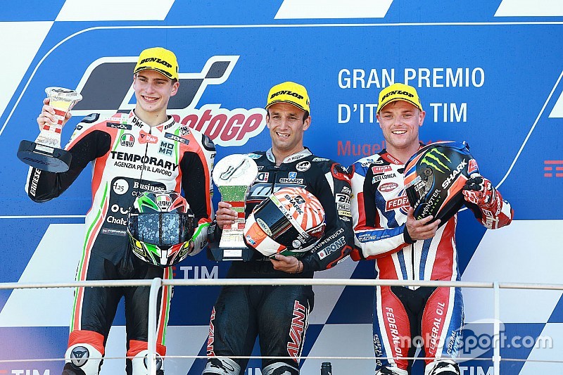 Zarco se lleva la victoria en una carrera caótica