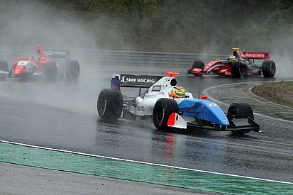 F3.5 Spa: Vaxiviere blijft overeind op drijfnat slagveld in België