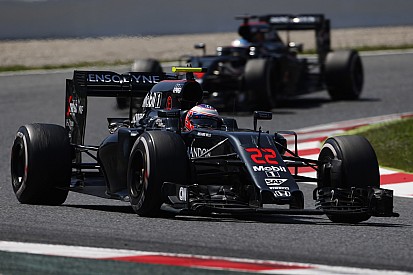 Деннис уверен, что McLaren сможет "сбросить с трона" Mercedes