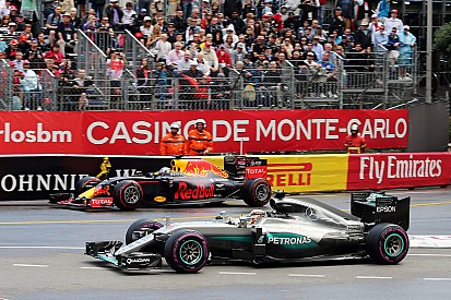 Helmut Marko: "Hebben Mercedes de wedstrijd cadeau gedaan"