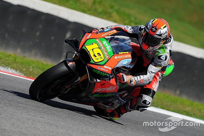Una scivolata rovina una giornata positiva per l'Aprilia a Barcellona