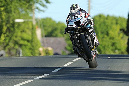 TT 2016, Michael Dunlop vince in SBK e fa la storia