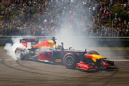 Ruim 100.000 racefans juichen Max Verstappen toe tijdens Familie Racedagen