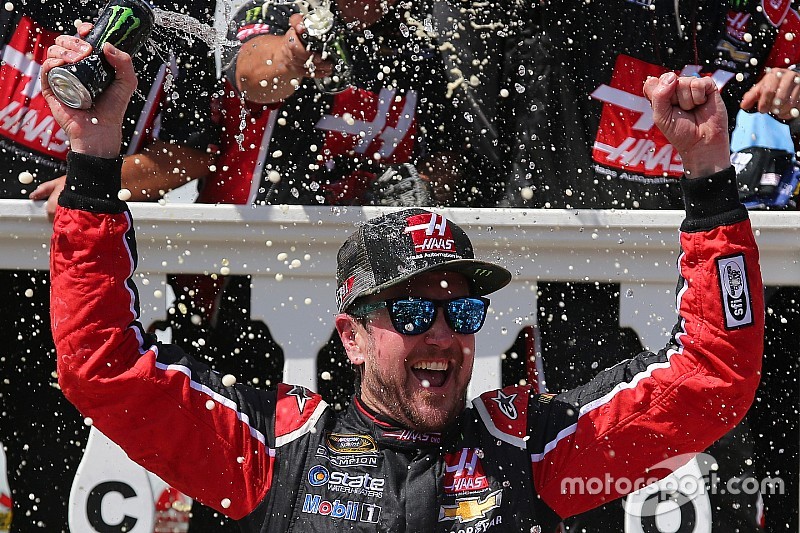 Kurt Busch wint in Pocono, Stewart en Patrick crashen