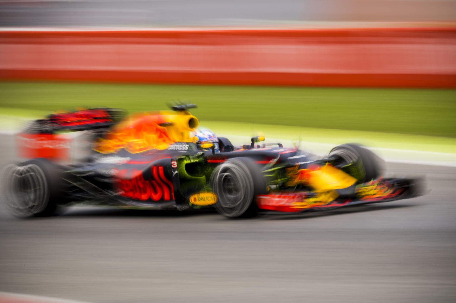 A Red Bull nem hisz a szemének: mindkét kocsi a Ferrarik előtt!