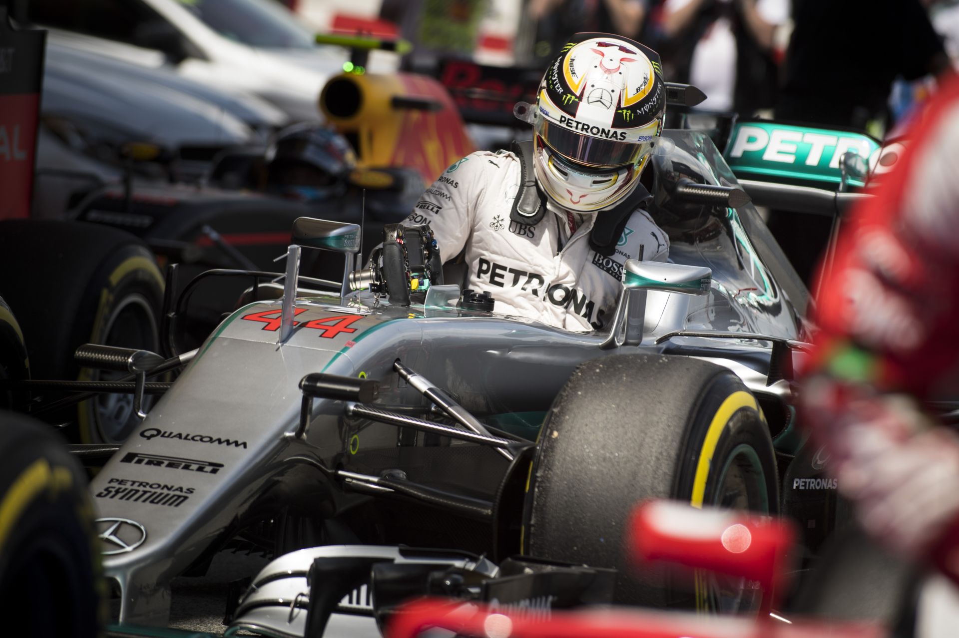 Hamilton csak nevetett a sisakja alatt, miután megfutotta a pole-kört