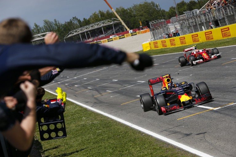A pillanat, amikor Verstappen győztesként fut be: mindenki megőrült