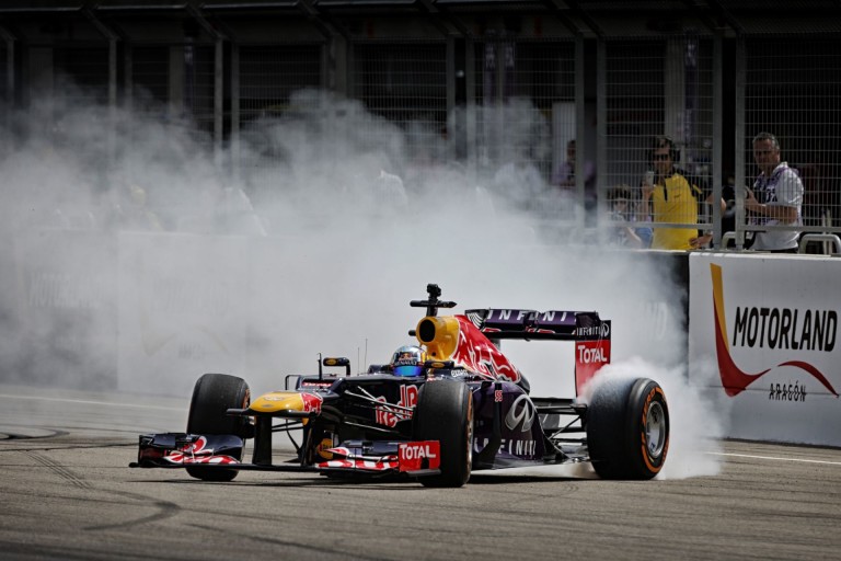 Végre Sainz is akcióba lendülhetett a Red Bullal: videókon az esemény