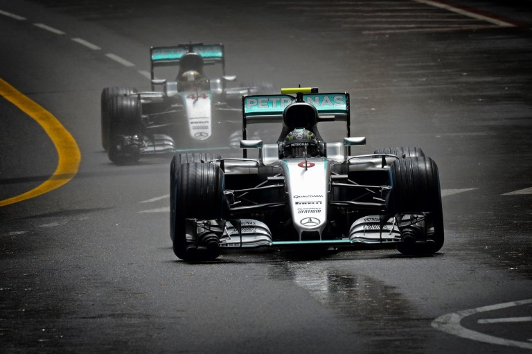 Hamilton megfenyegette a Mercedest - Rosberg ezért engedte el Monacóban?!