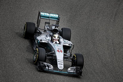 Hivatalos: Hamilton nem kap büntetést, megtarthatja az első helyét Bahreinben