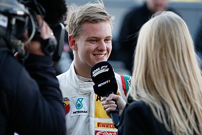 Érik az igazi álom: Schumacher fia a Mercedes, vagy a Ferrari gyári versenyzője lehet