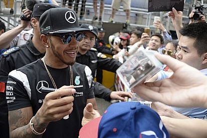 Hűha: Hamilton büszkén mutogatta ferraris hátterét!