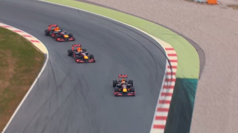 A világ legjobb mókája: három V8-as Red Bull a pályán, közben egymást oltják a rádióban