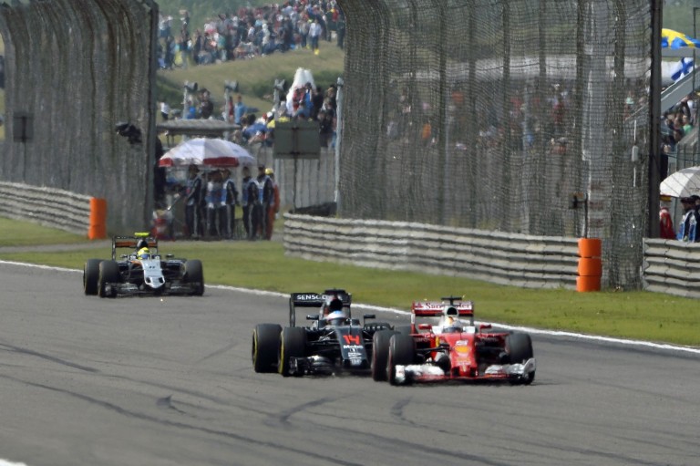 Alonso nem kockáztatott: a Mercedes vagy a Ferrari egyik versenyzője lesz a világbajnok idén!