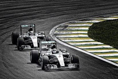 Rosberg szerint folyamatosan másolnak a Mercedesről, emiatt állandó rajtuk a nyomás
