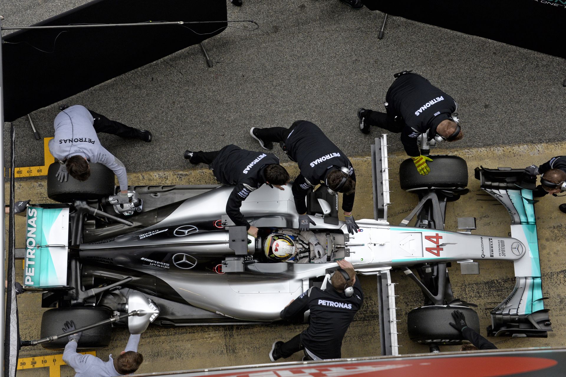 Hamilton: „A Ferrari futott néhány hihetetlen időt a teszten…”