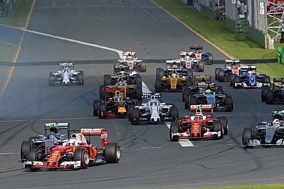 Egyszerre négy belső kamerás felvételen a start: Vettel, Hamilton, Button és Grosjean