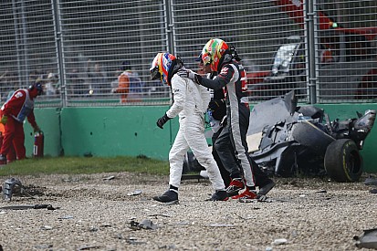 Mi lett volna, ha Alonso McLaren-Hondáján ott lett volna a halo a boruláskor?